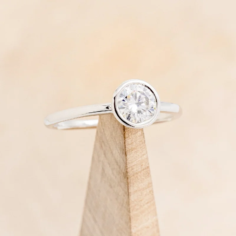 ROUND CUT MOISSANITE SOLITAIRE ENGAGEMENT RING